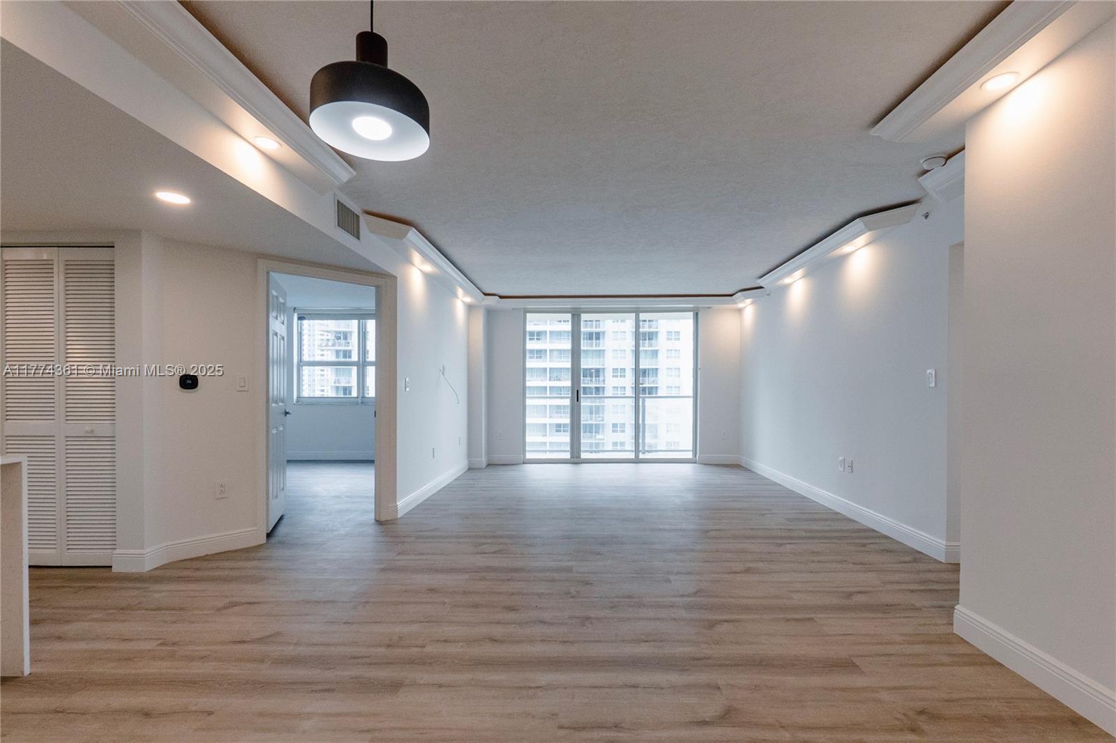 Building Photo - 1155 Brickell Bay Dr