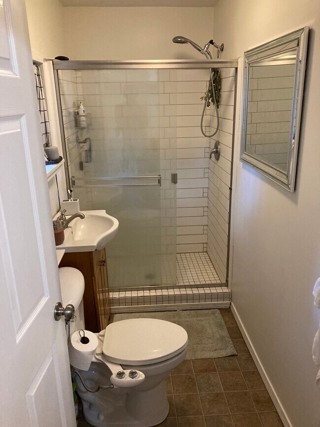 bathroom - 908 S Jefferson St