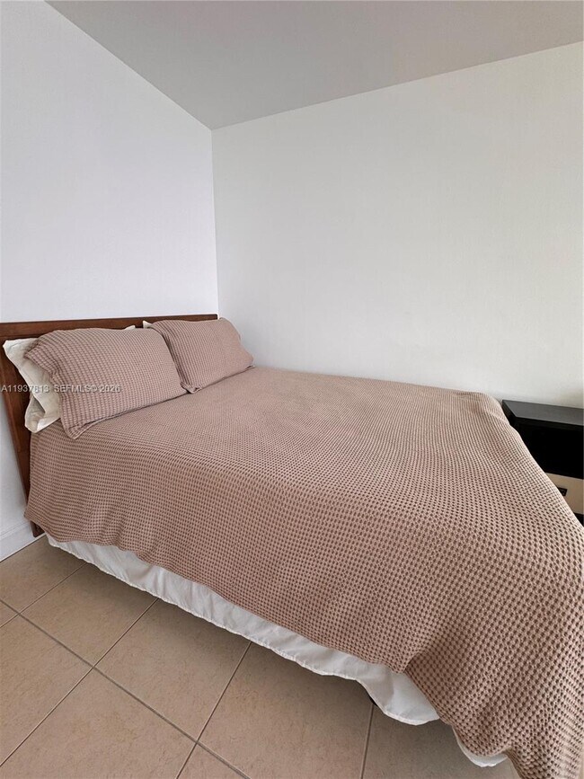 Building Photo - 100 Lincoln Rd