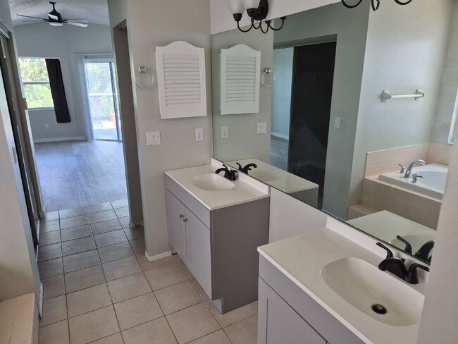 Building Photo - "Spacious 1732 Sq Ft 3-Bed, 2 Baths, in Tarpon Springs!"