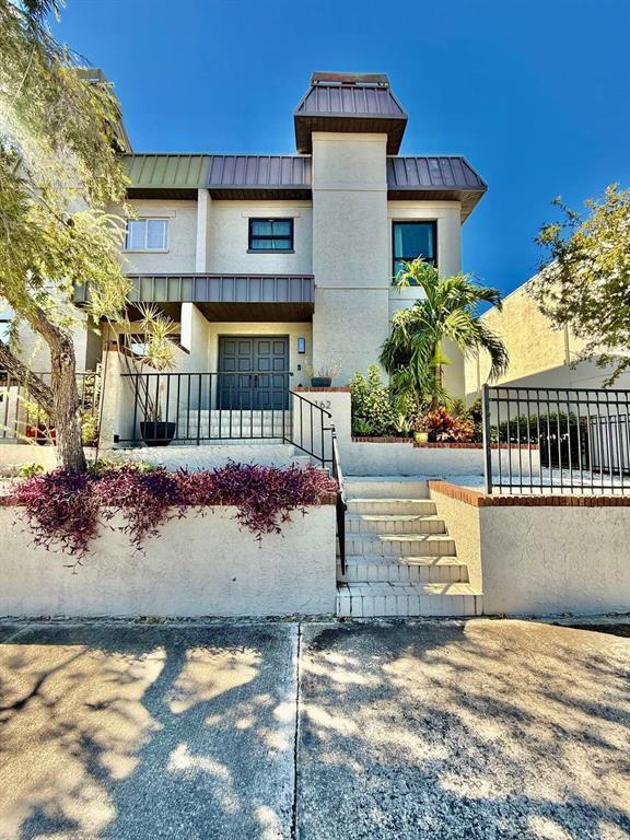 Primary Photo - 162 E Davis Blvd