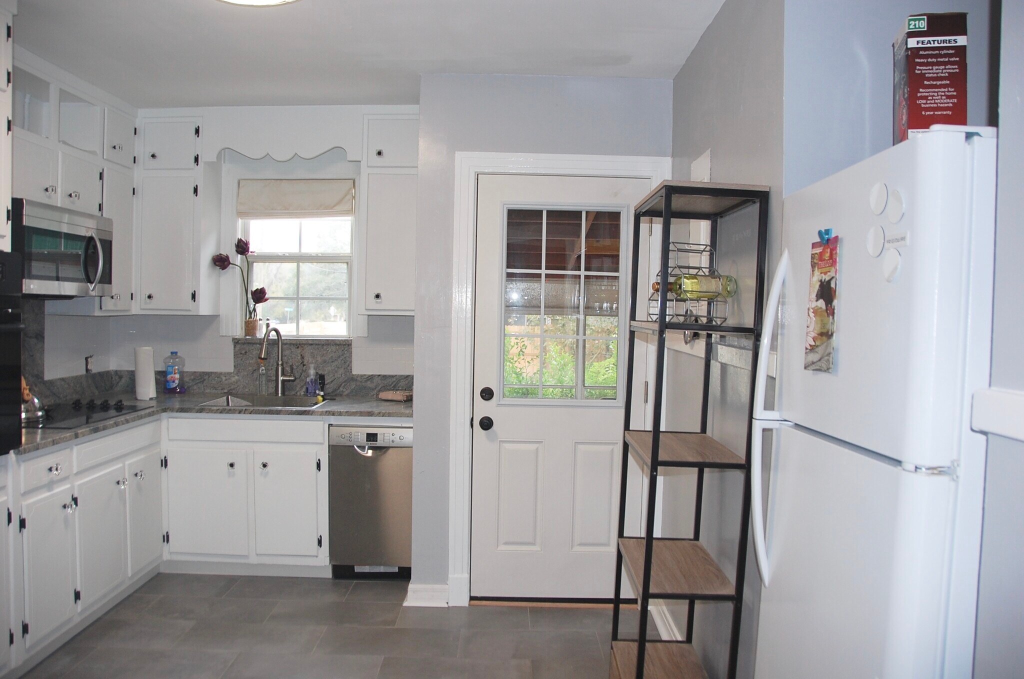 Full size Fridge with Ice Maker - 5101 Blackburn St