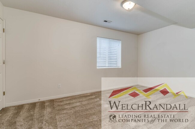 Building Photo - Spacious Townhome in Roy