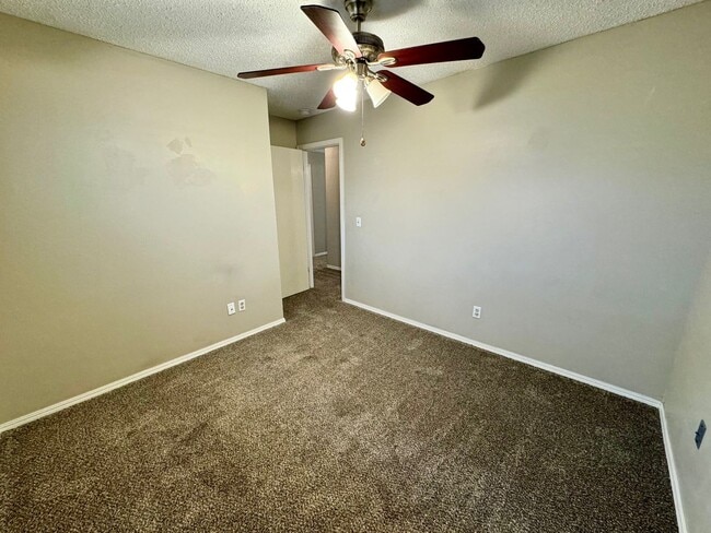 Building Photo - 3 bed 2 bath house with garage
