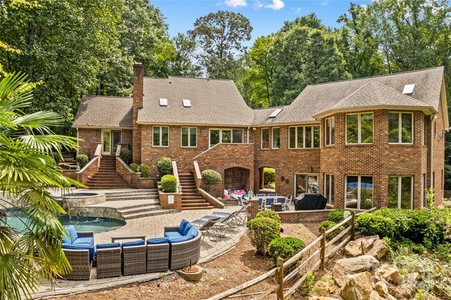 Building Photo - 709 Normandy Rd