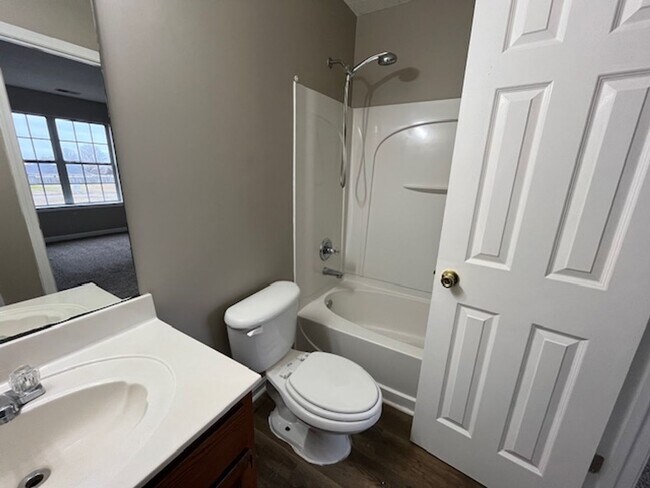 Building Photo - Renovated 3 Bedroom 3 Bath Townhome for Rent!