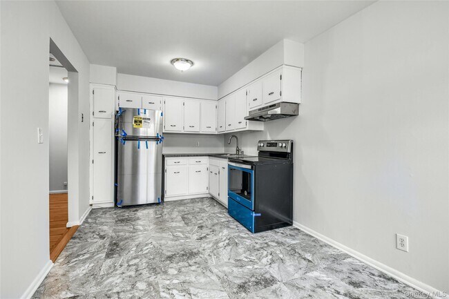 Building Photo - 451 Main St