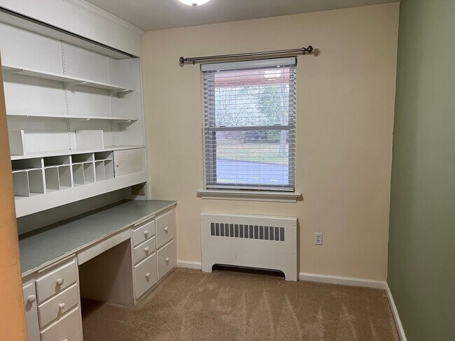Building Photo - 405 Hemlock Dr SE