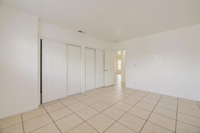 Building Photo - 1033 NW 30th Ct