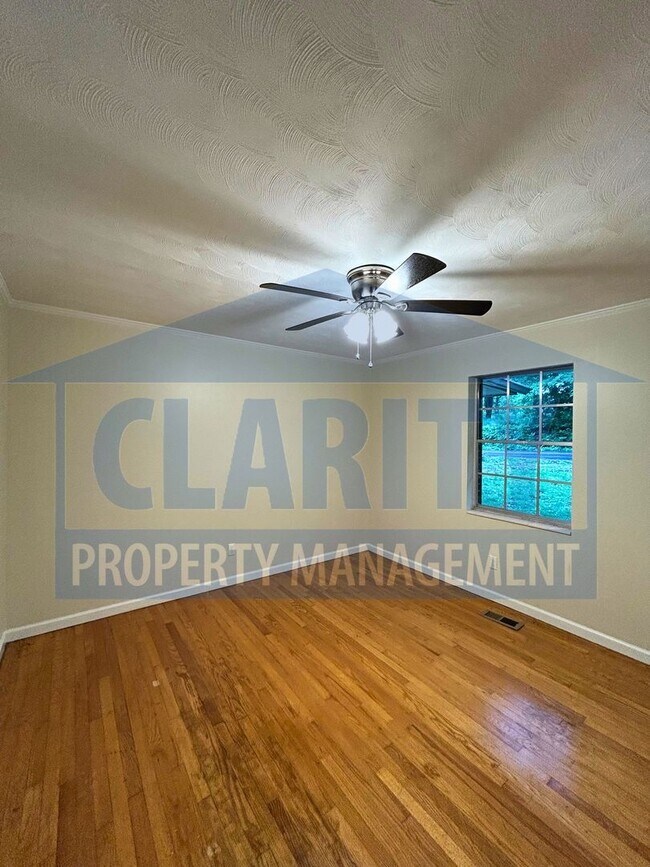Building Photo - Three bedroom home w/ lots of storage!