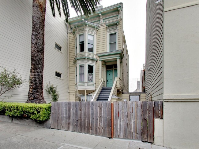 Building Photo - One Bedroom Available Now in Pac Heights!!