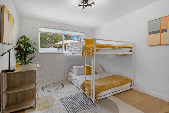 Building Photo - 2862 NE 35th Ct