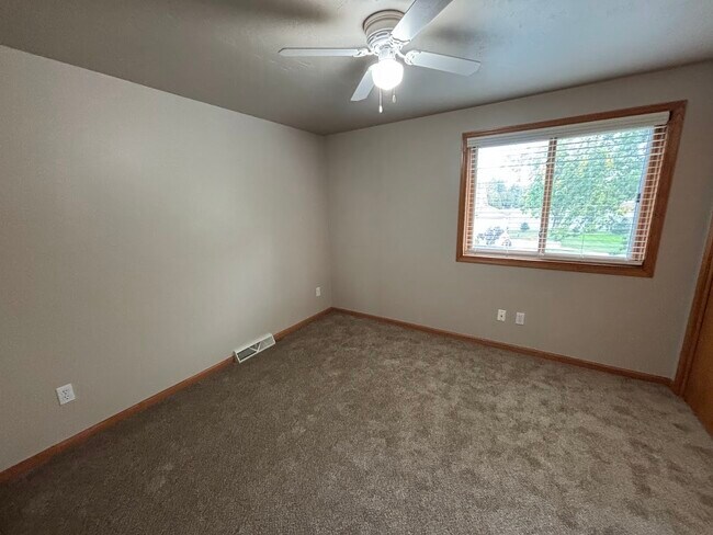 Building Photo - 3222 Lakeview Dr