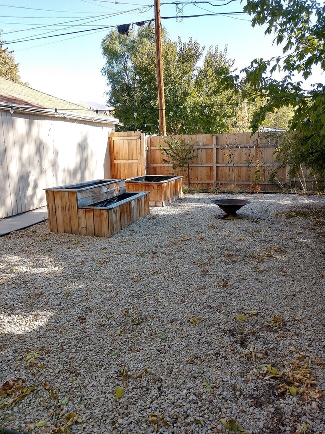 Building Photo - Ciri600 (Duplex) ***