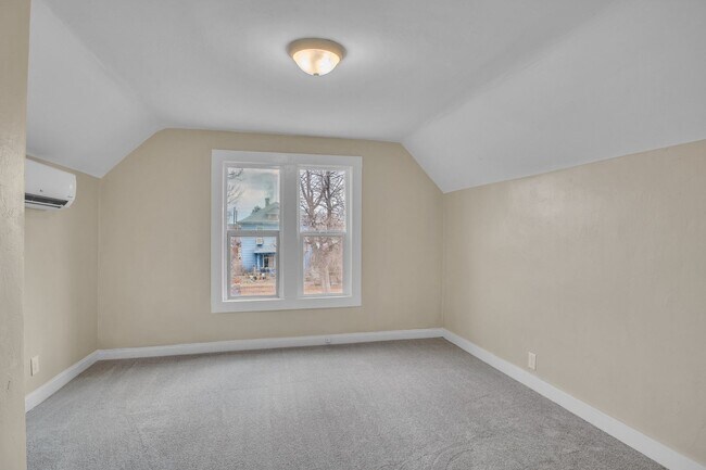 Building Photo - 912 W 13th St