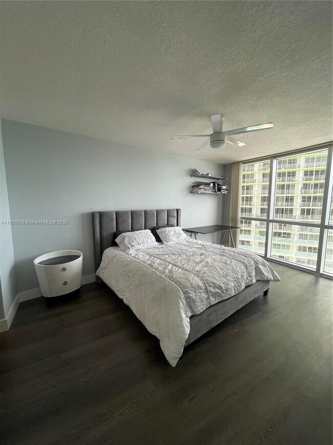Building Photo - 1750 N Bayshore Dr