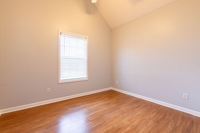 Building Photo - Spacious 5 Bedroom, 3 Bathroom Home in Cov...