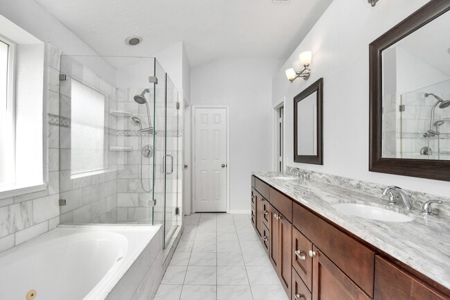 Building Photo - 15711 Rosewood Hill Ct