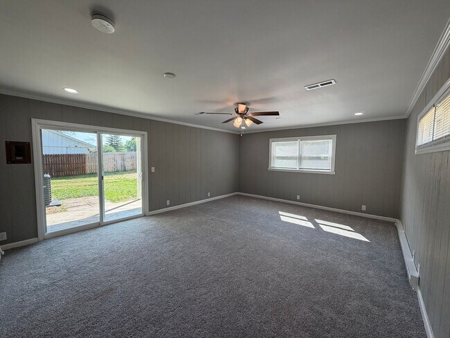 Building Photo - Newly Remodeled 4-bedroom, 1.5-Bath Single-Family Home in Danville, IL.