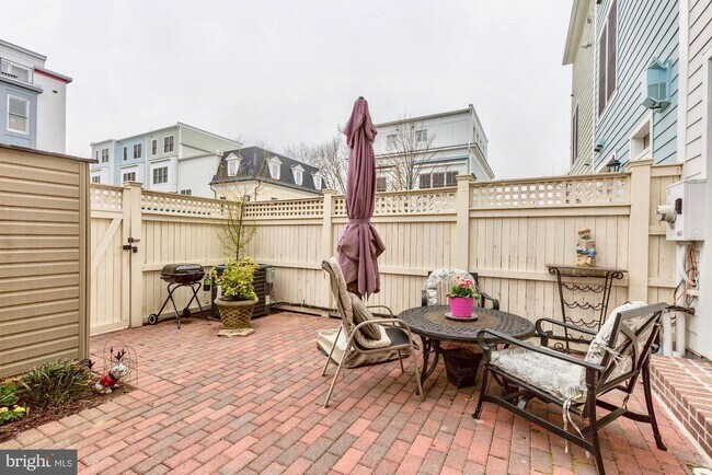 Building Photo - 930 N Columbus St