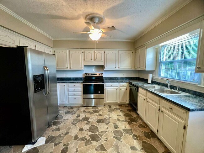 Building Photo - Charming 3-Bedroom Nest with 2 Full Baths ...