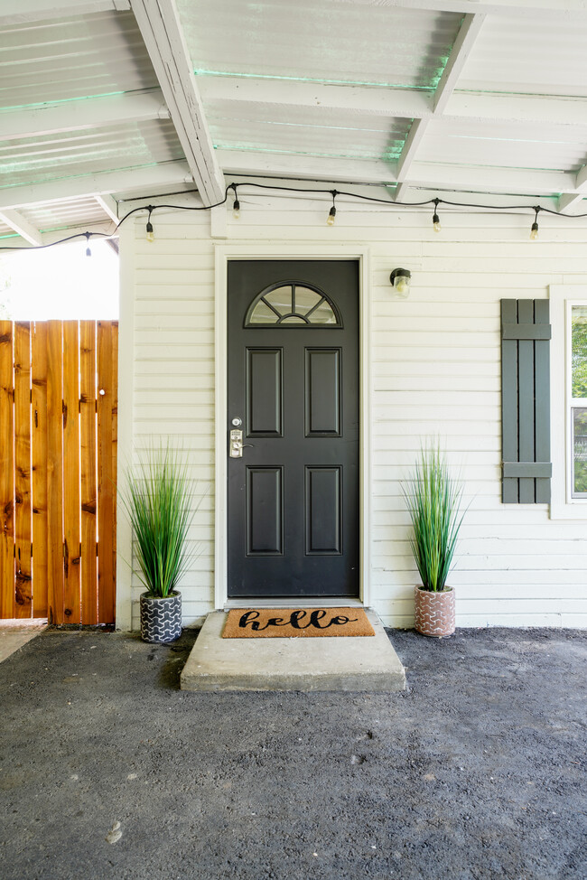 Studio Taft Front Door - 3816 W Taft St