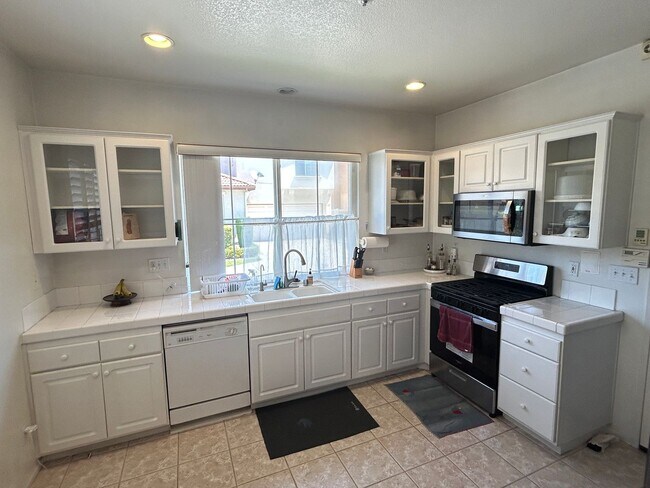 Building Photo - Lovely 3 Bed 2.5 Bath Home in Gated Community in Stanton