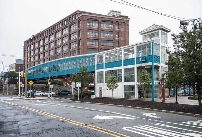 Building Photo - 550 West Side Ave