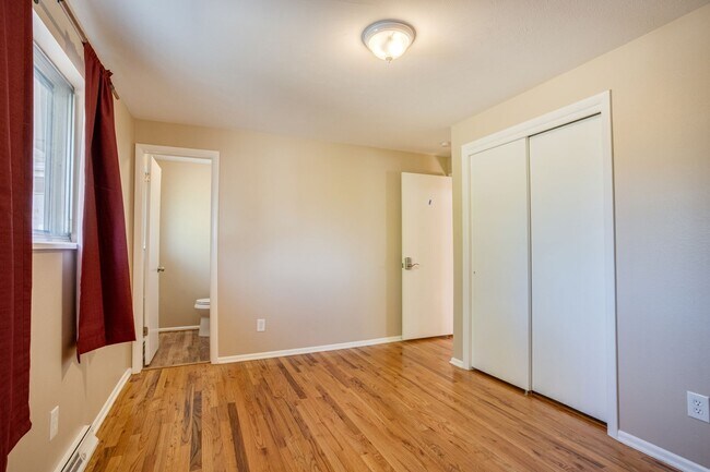 Building Photo - Room in a large shared home, great neighborhood, friendly roommates!