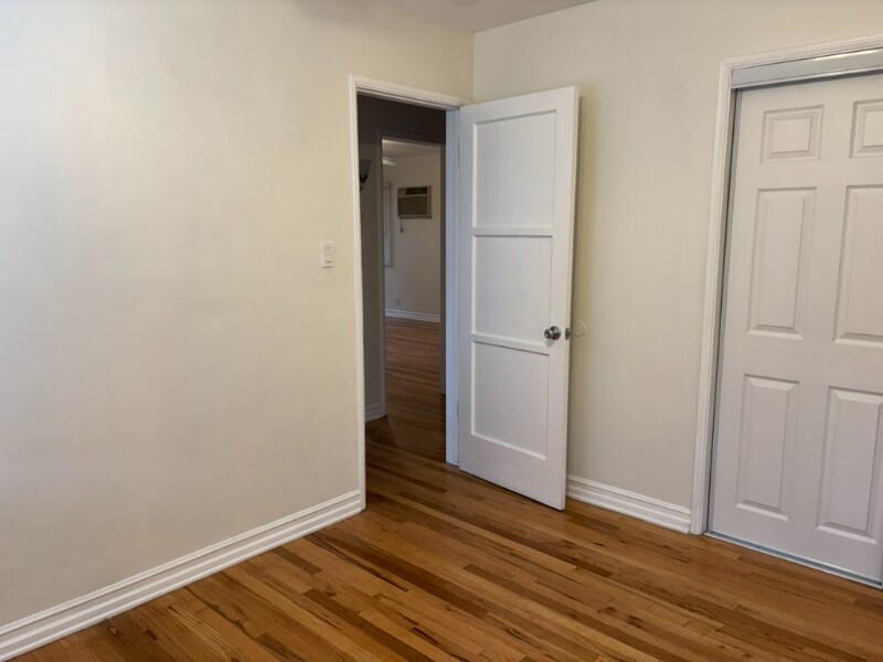 Building Photo - 534 N Niagara St