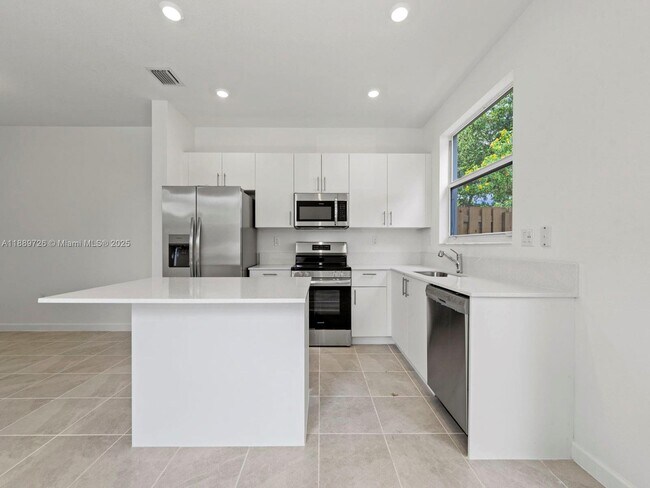 Building Photo - 1501 SE 27th Rd