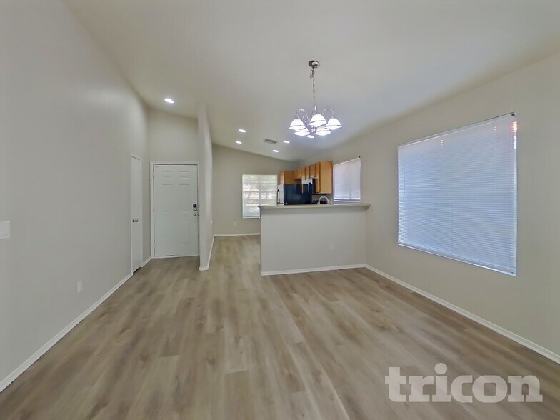 Building Photo - 12425 N 42nd Dr