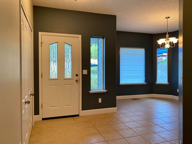 Building Photo - Lovely Modern Westside Home