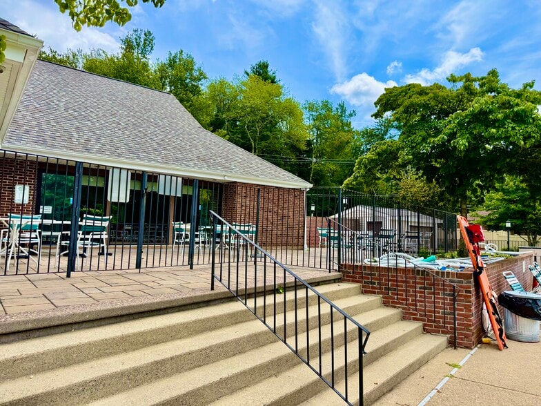 Building Photo - 47 Meadowood Dr