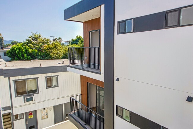 Building Photo - 5235 Satsuma Ave