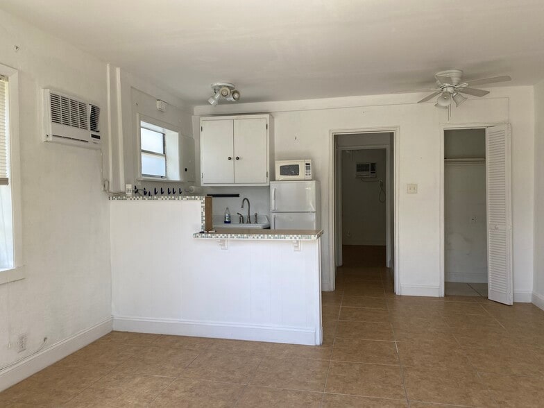 Building Photo - 924 N 16th Ave