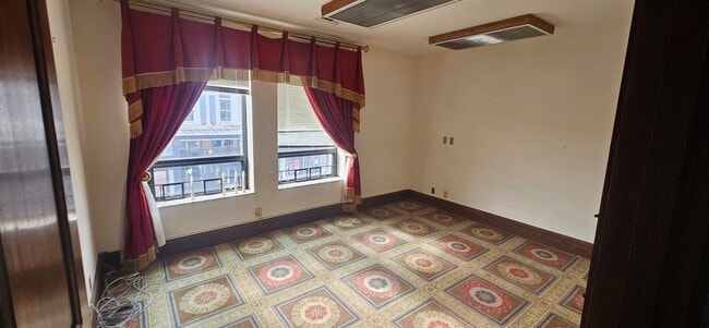 Building Photo - 502 Oak St
