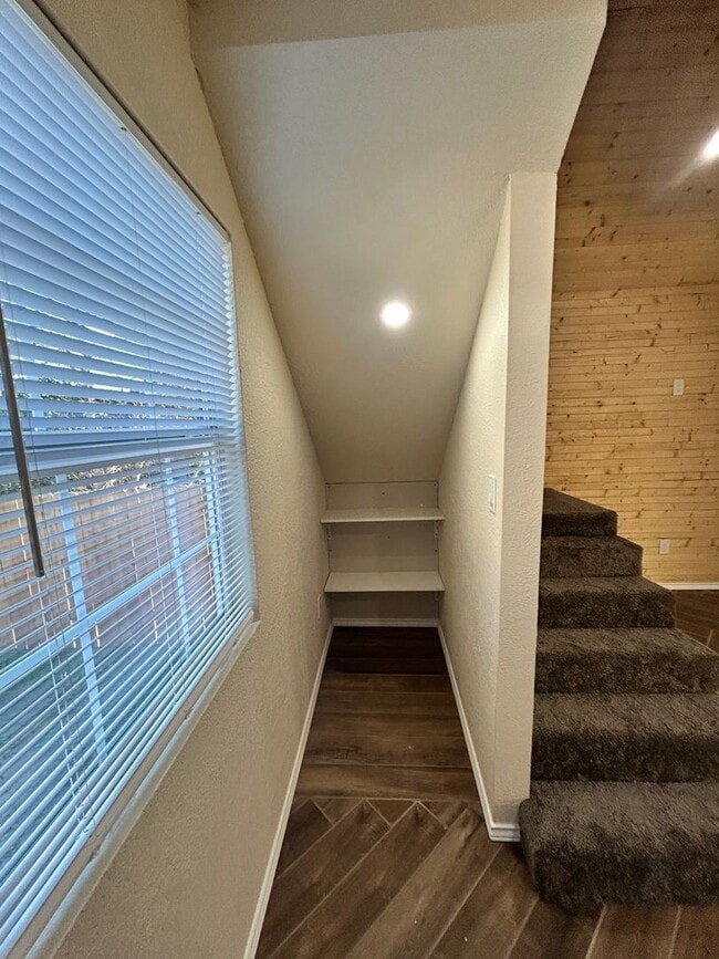 Building Photo - Highview Dr (MN)