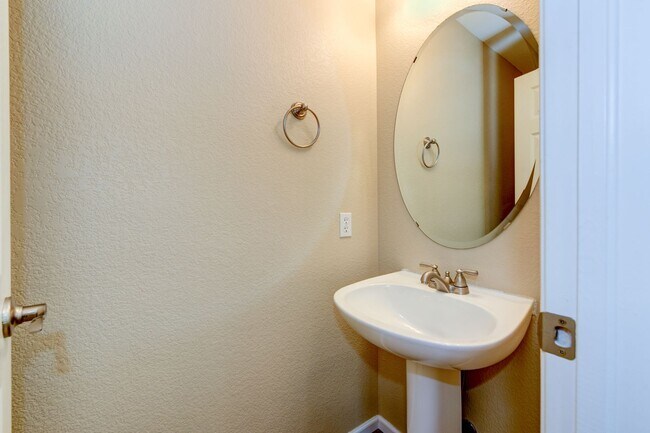Building Photo - Beautifully Updated 3-Bed Home in Arapahoe...