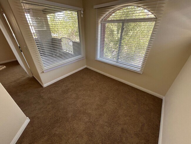 Building Photo - 2 BEDROOM / 2 FULL BATHROOMS LOCATES ON JO...