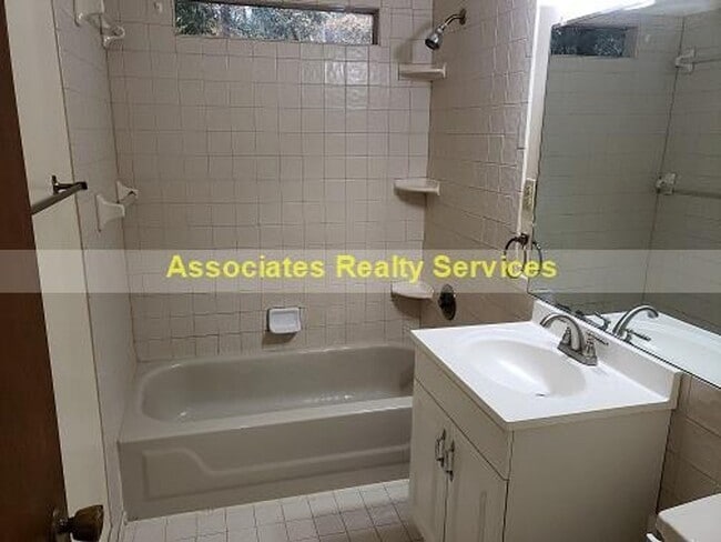 Building Photo - Sublease This Newly Renovated 2 bedroom wi...