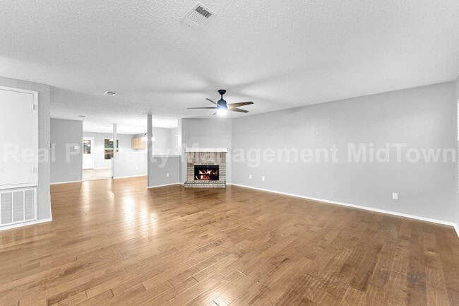 Building Photo - Charming 3-Bedroom Home in Arlington – Man...