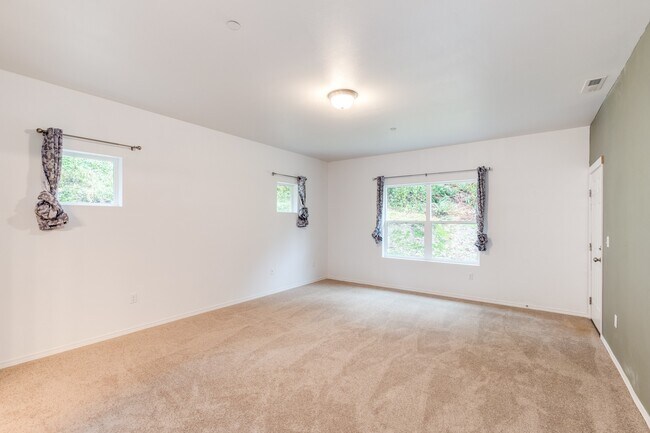 Building Photo - Beautiful 3 Bedroom rambler on a large and peaceful lot!