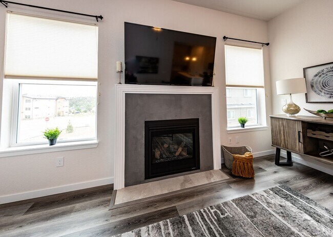 Building Photo - Fully Furnished 3 Bedroom 2.5 Bath Luxury Townhome by Garden of the Gods