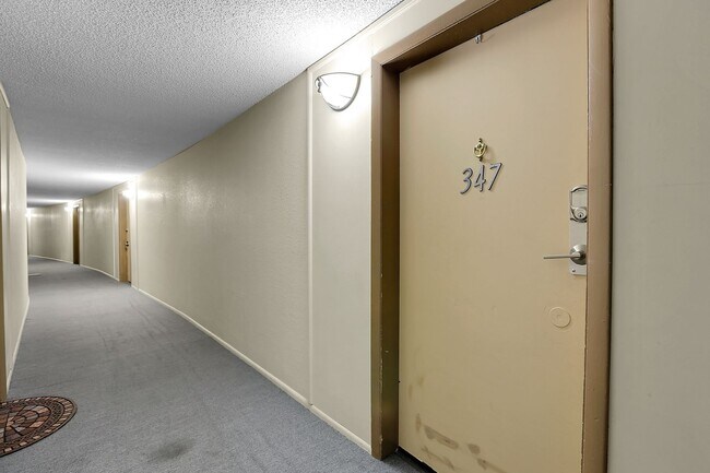 Building Photo - 1 Bedroom, 1 bath, 3rd floor Apartment