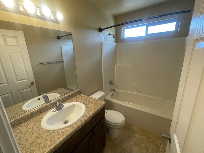 Building Photo - Stary Lane Duplex