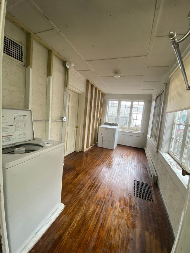 Building Photo - Spacious 3 Bedroom Home w/ 3 Full Baths