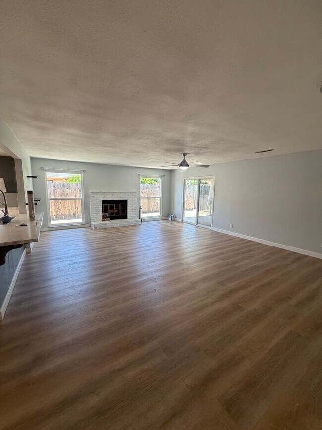 Building Photo - Stunning 4 bedroom, 2 bathroom with a Pool and Solar