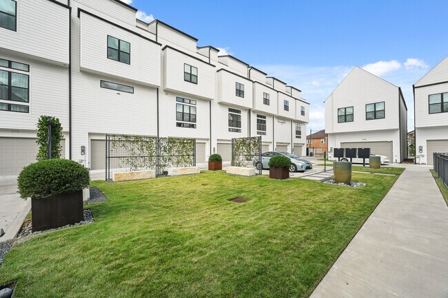 Building Photo - 2409 Webster St