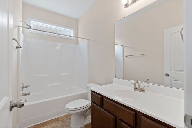 Building Photo - Stunning Townhome!